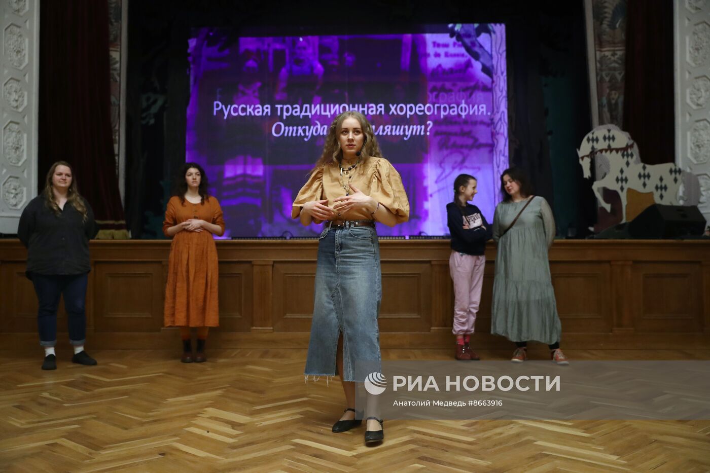 Выставка "Россия". Урок по традиционной хореографии