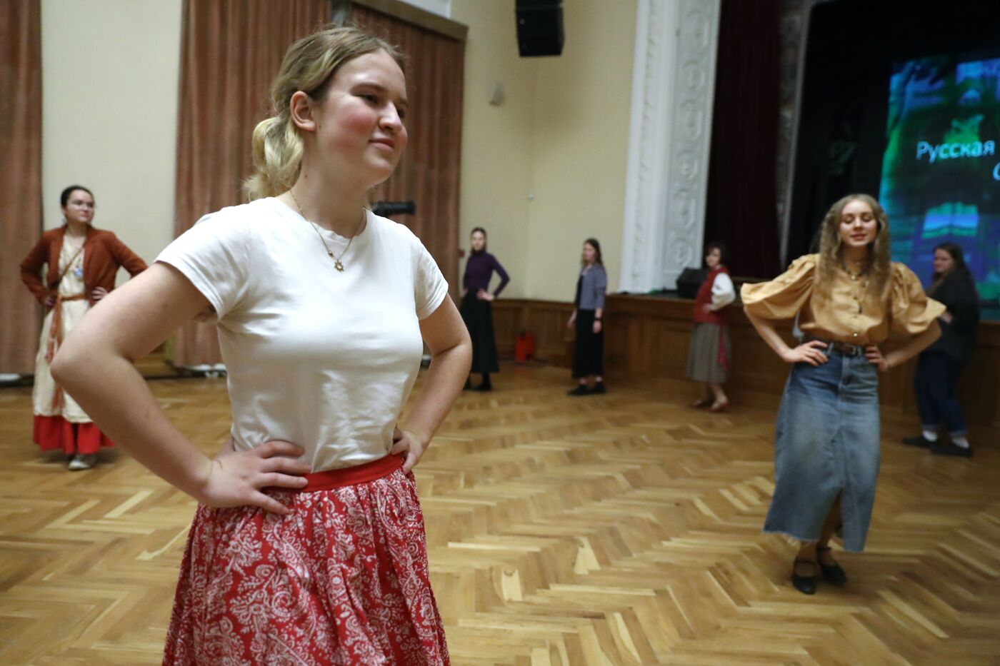 Выставка "Россия". Урок по традиционной хореографии
