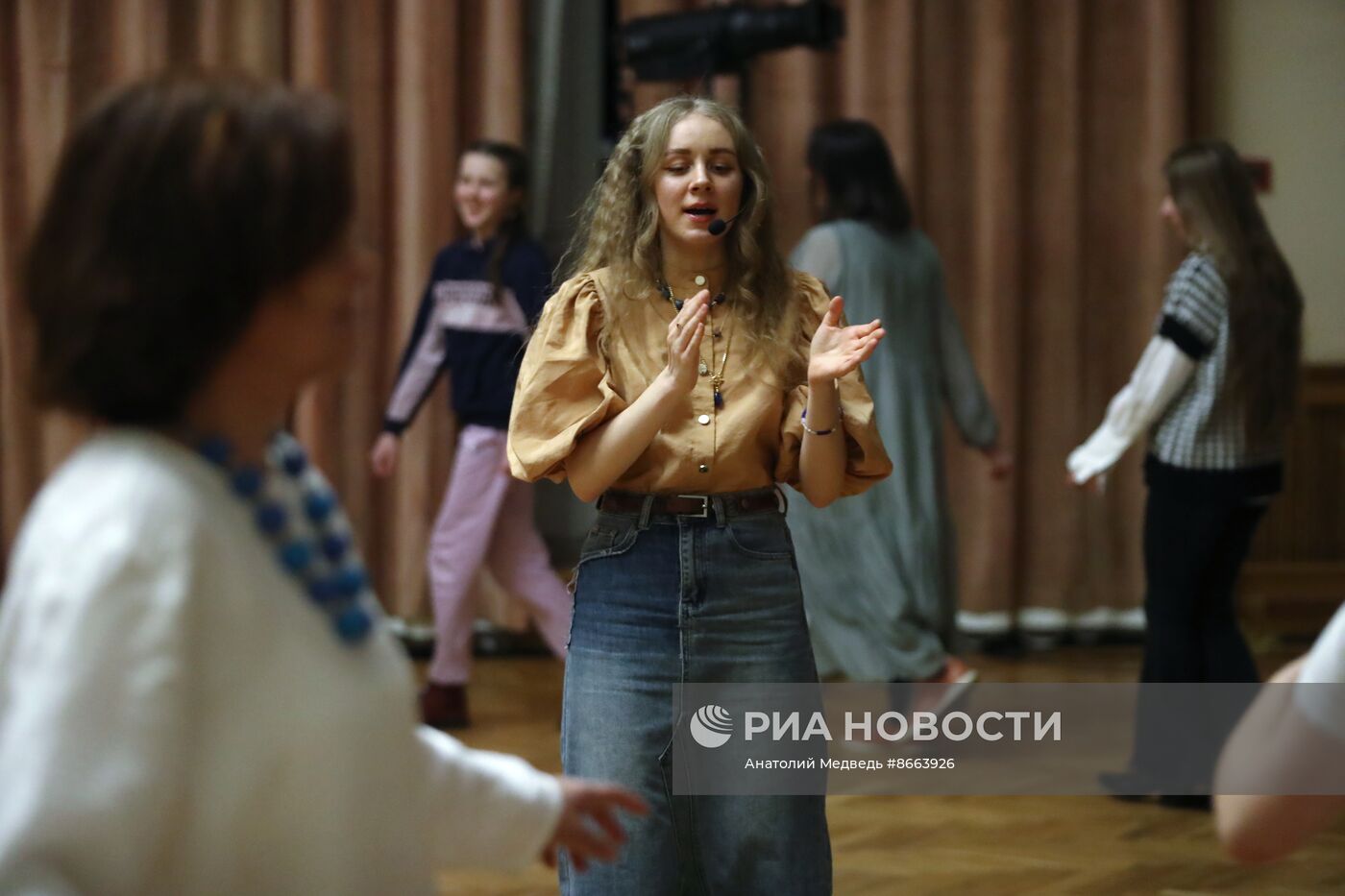 Выставка "Россия". Урок по традиционной хореографии