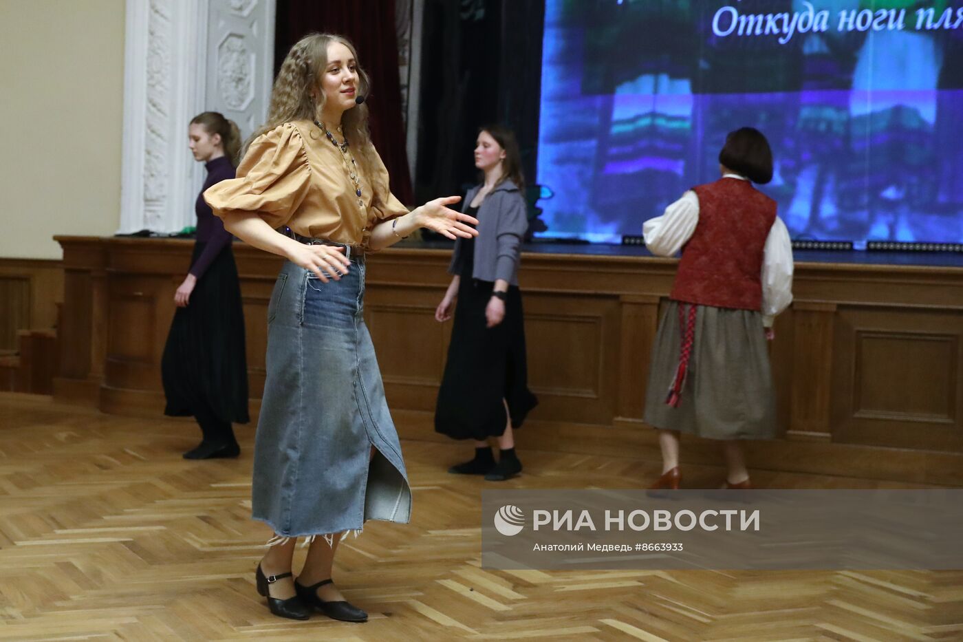 Выставка "Россия". Урок по традиционной хореографии