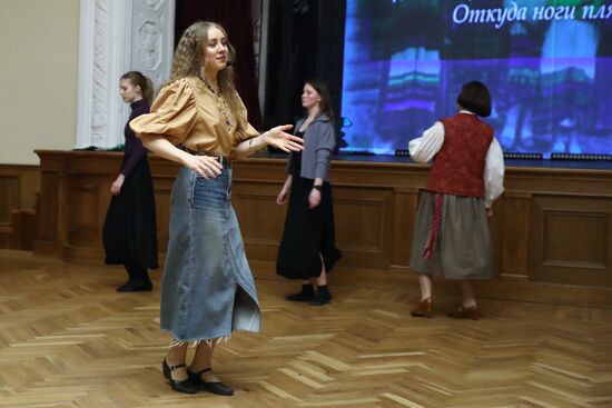 Выставка "Россия". Урок по традиционной хореографии