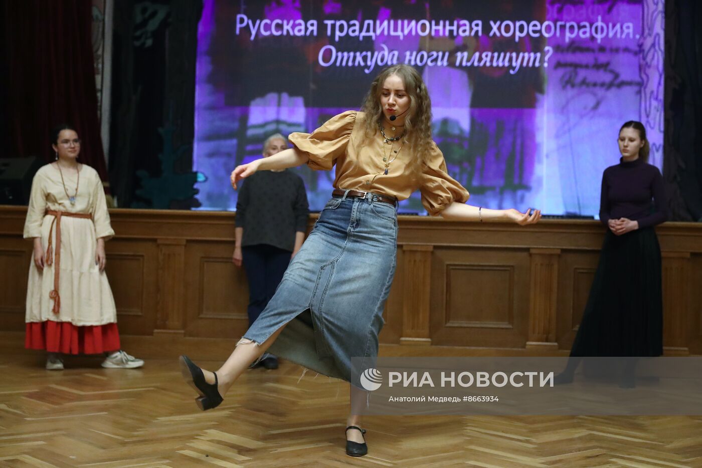 Выставка "Россия". Урок по традиционной хореографии