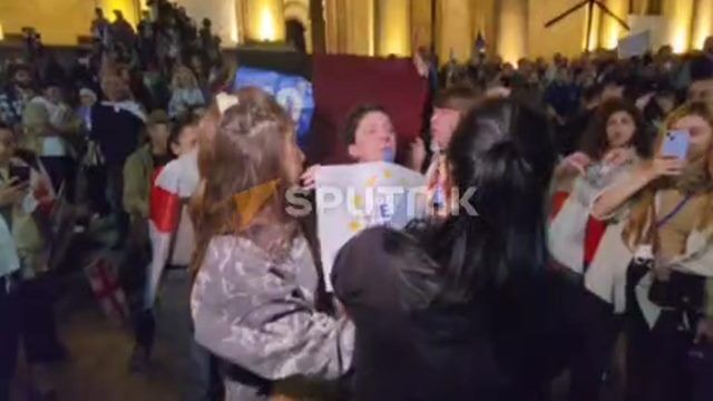 На журналистов провластного телеканала POS TV напали на акции протеста перед зданием парламента Грузии