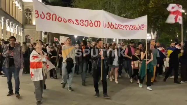 Протестующие двинулись маршем к зданию правительственной канцелярии