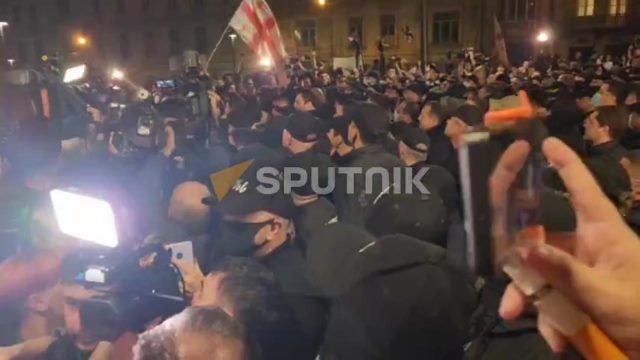 Небольшие стычки между полицией и протестующими периодически происходят у здания правительственной канцелярии в Тбилиси