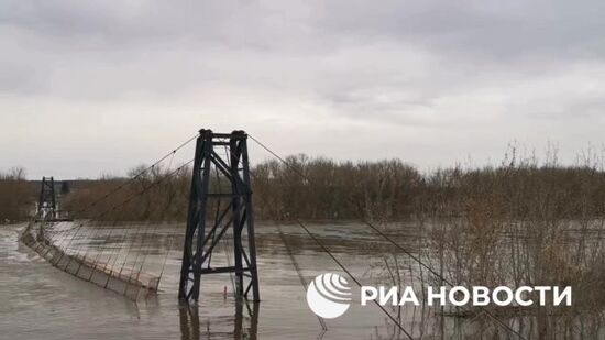 В микрорайоне Вороновка в Кургане под воду ушел подвесной мост