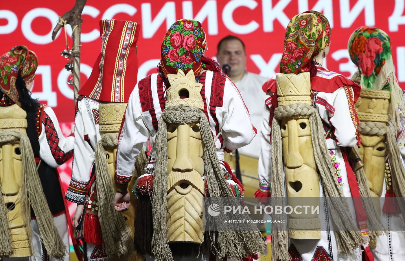 Выставка "Россия". Выступление национальных ансамблей: этнографическая фольклорная группа "Мерема" и государственный ансамбль песни и танца "Умарина"