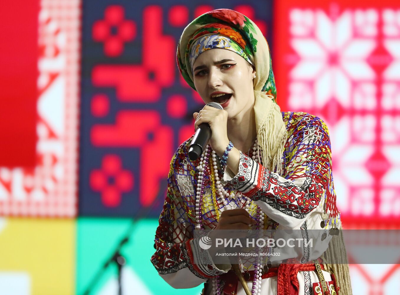 Выставка "Россия". Выступление национальных ансамблей: этнографическая фольклорная группа "Мерема" и государственный ансамбль песни и танца "Умарина"