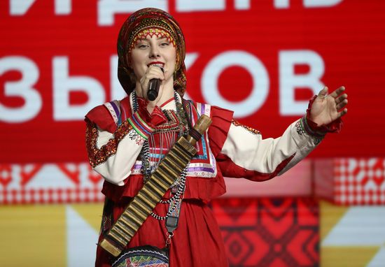 Выставка "Россия". Выступление национальных ансамблей: этнографическая фольклорная группа "Мерема" и государственный ансамбль песни и танца "Умарина"
