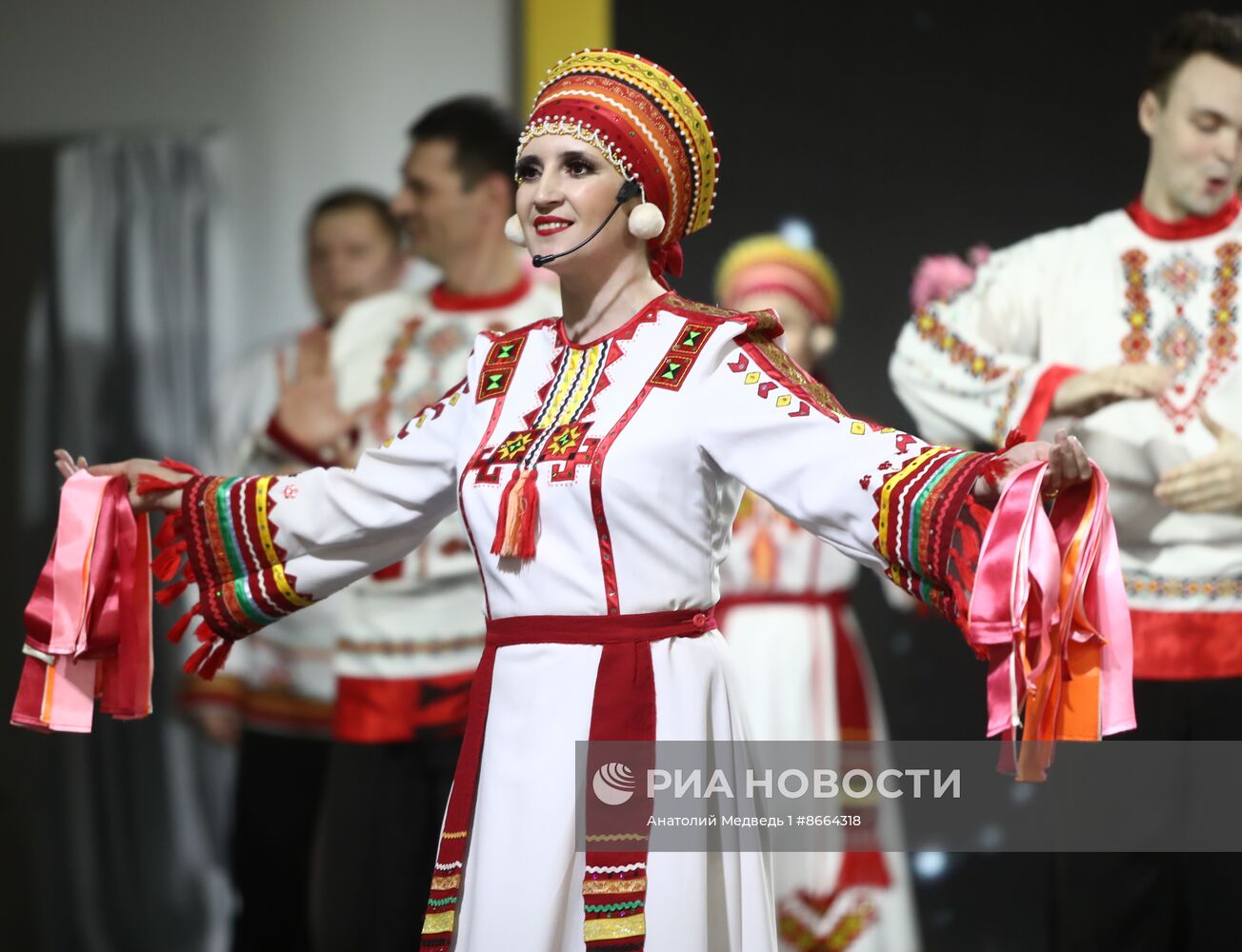 Выставка "Россия". Выступление национальных ансамблей: этнографическая фольклорная группа "Мерема" и государственный ансамбль песни и танца "Умарина"