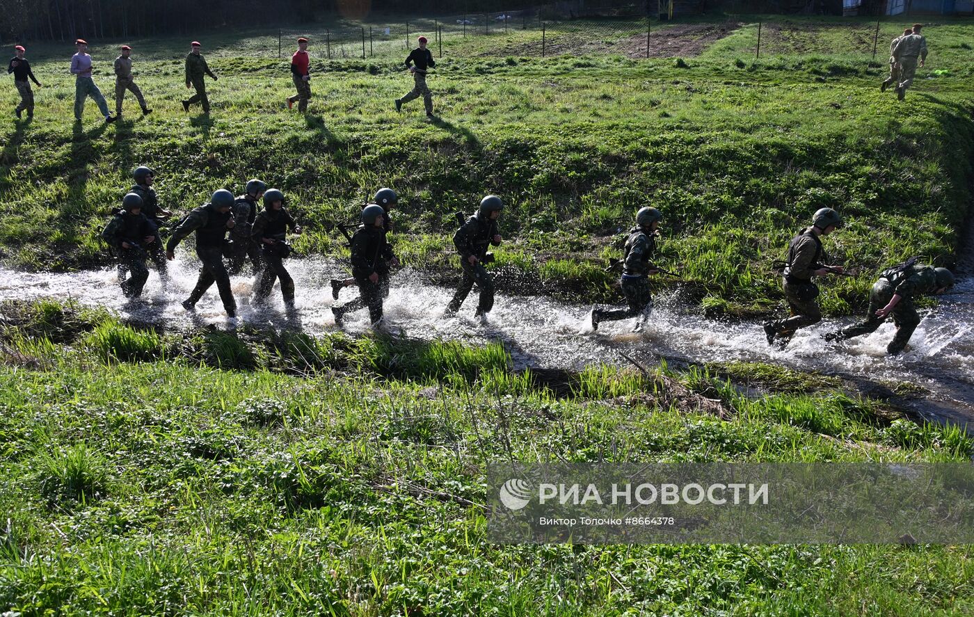 Экзамен на право ношения крапового берета военнослужащими внутренних войск Белоруссии