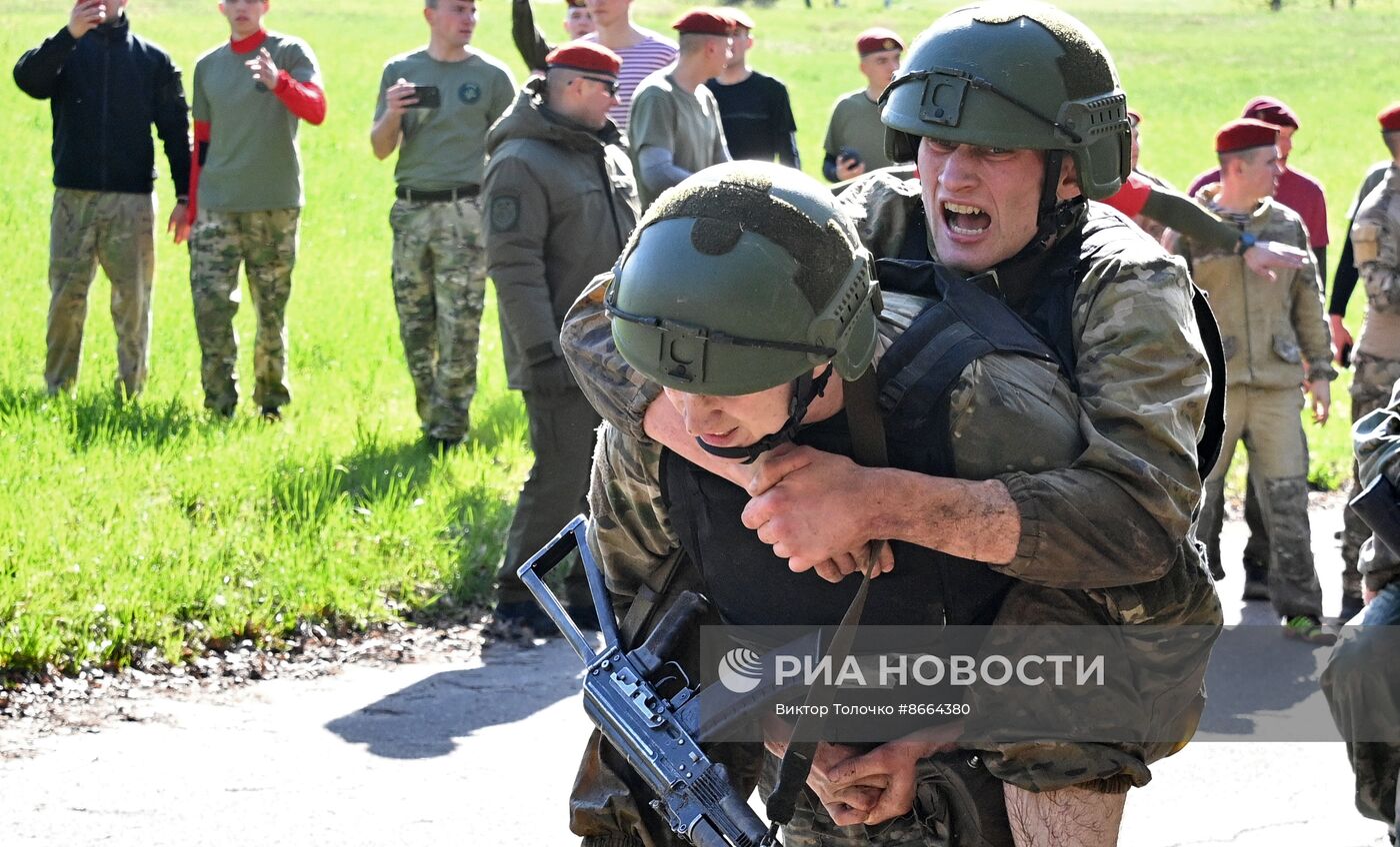 Экзамен на право ношения крапового берета военнослужащими внутренних войск Белоруссии