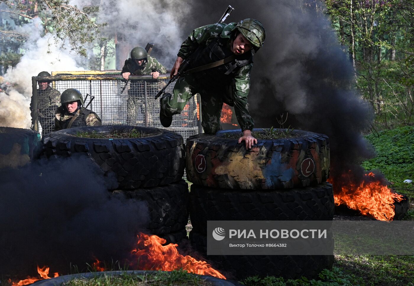 Экзамен на право ношения крапового берета военнослужащими внутренних войск Белоруссии