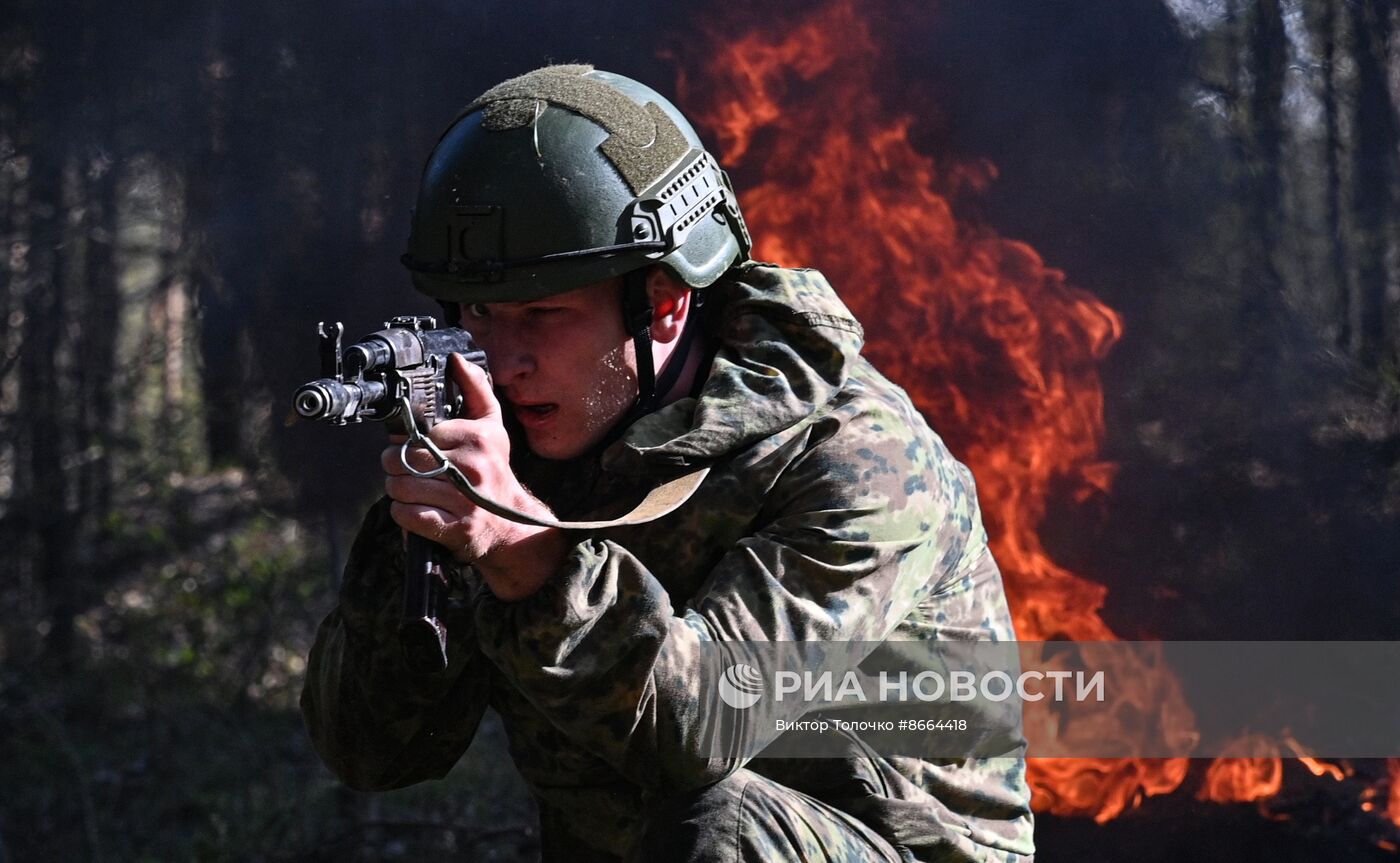 Экзамен на право ношения крапового берета военнослужащими внутренних войск Белоруссии