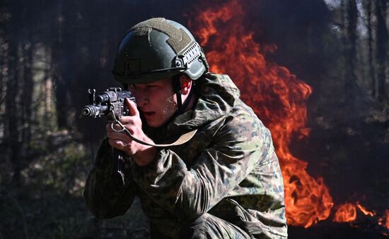 Экзамен на право ношения крапового берета военнослужащими внутренних войск Белоруссии