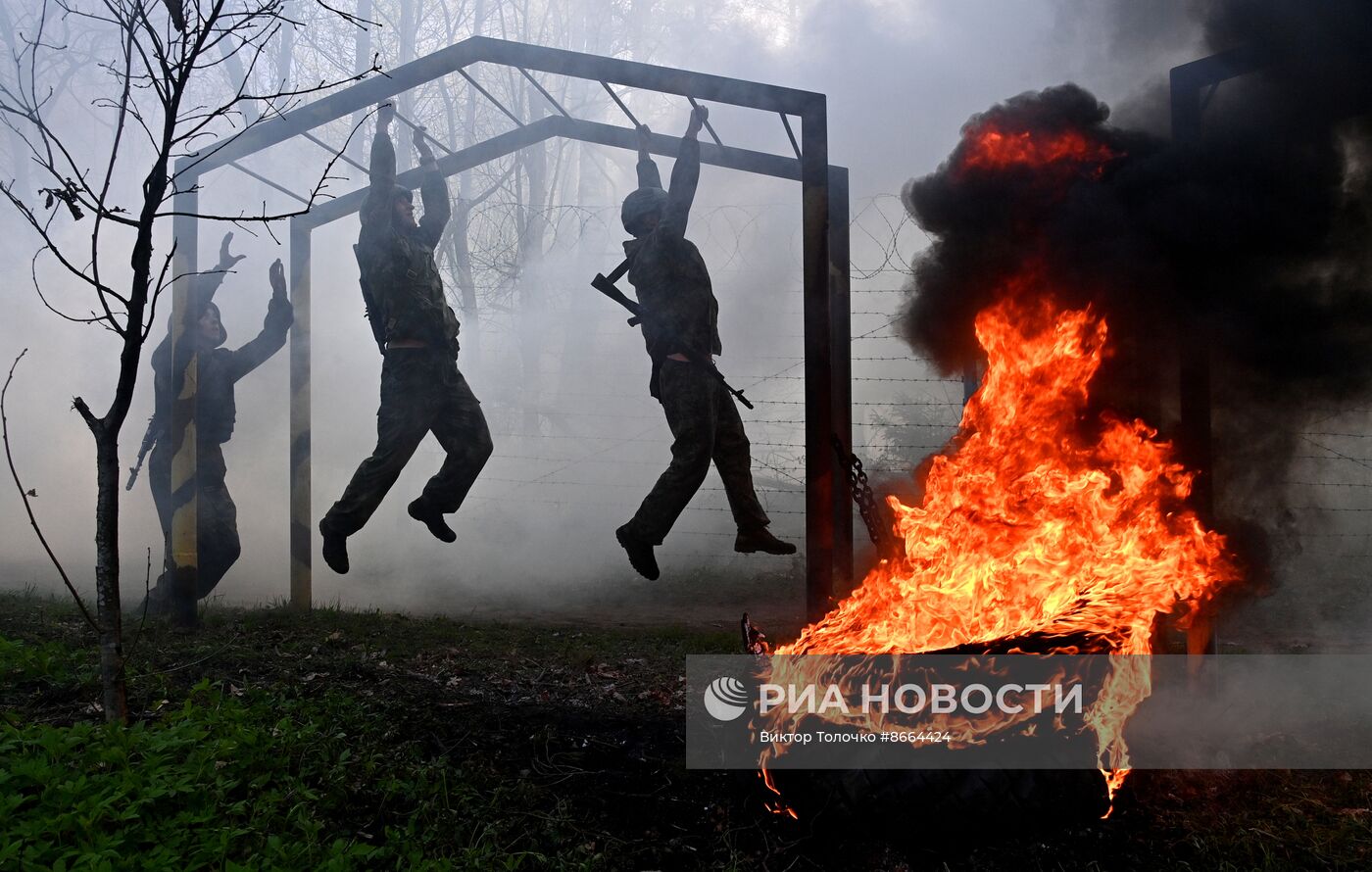 Экзамен на право ношения крапового берета военнослужащими внутренних войск Белоруссии