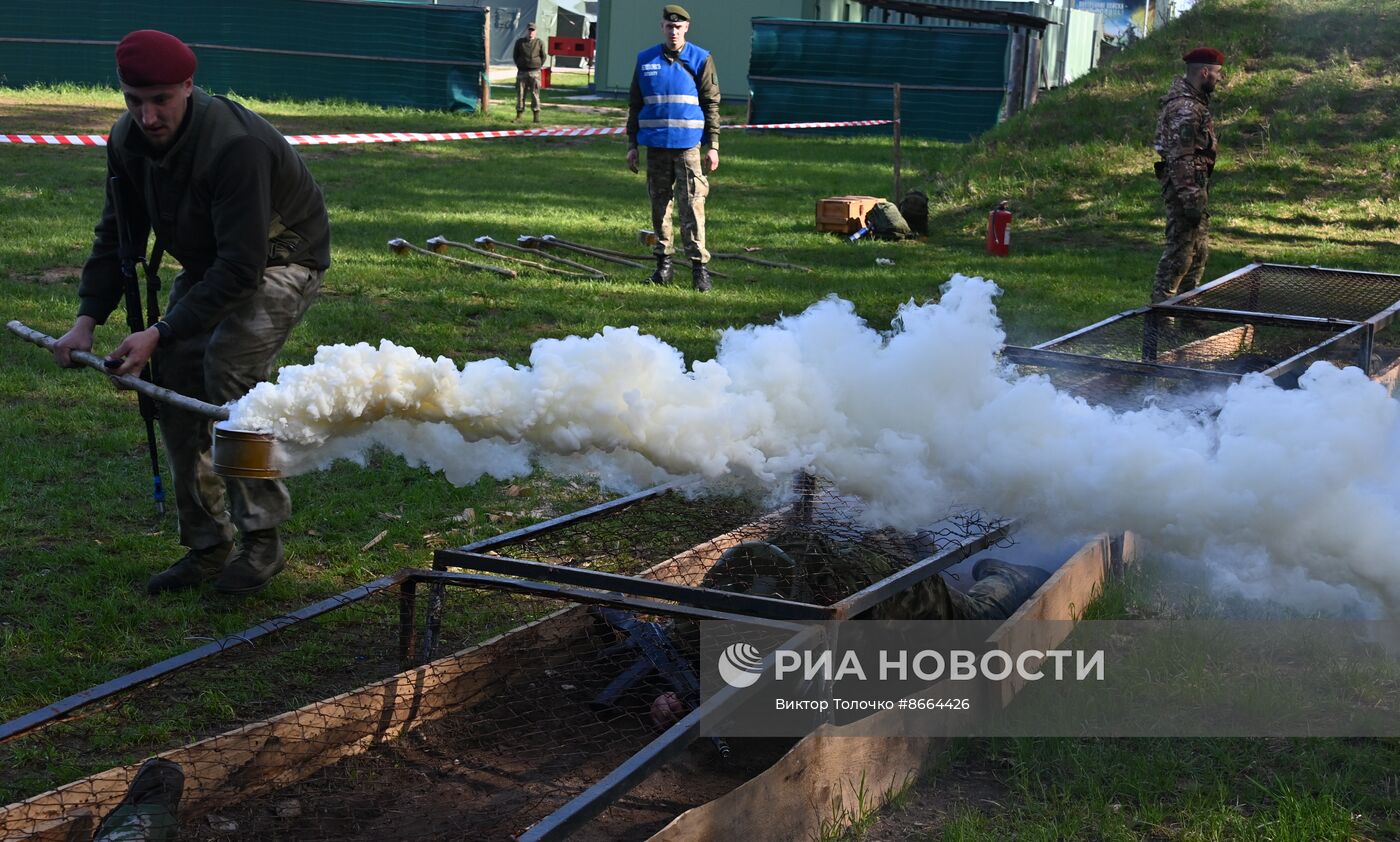 Экзамен на право ношения крапового берета военнослужащими внутренних войск Белоруссии