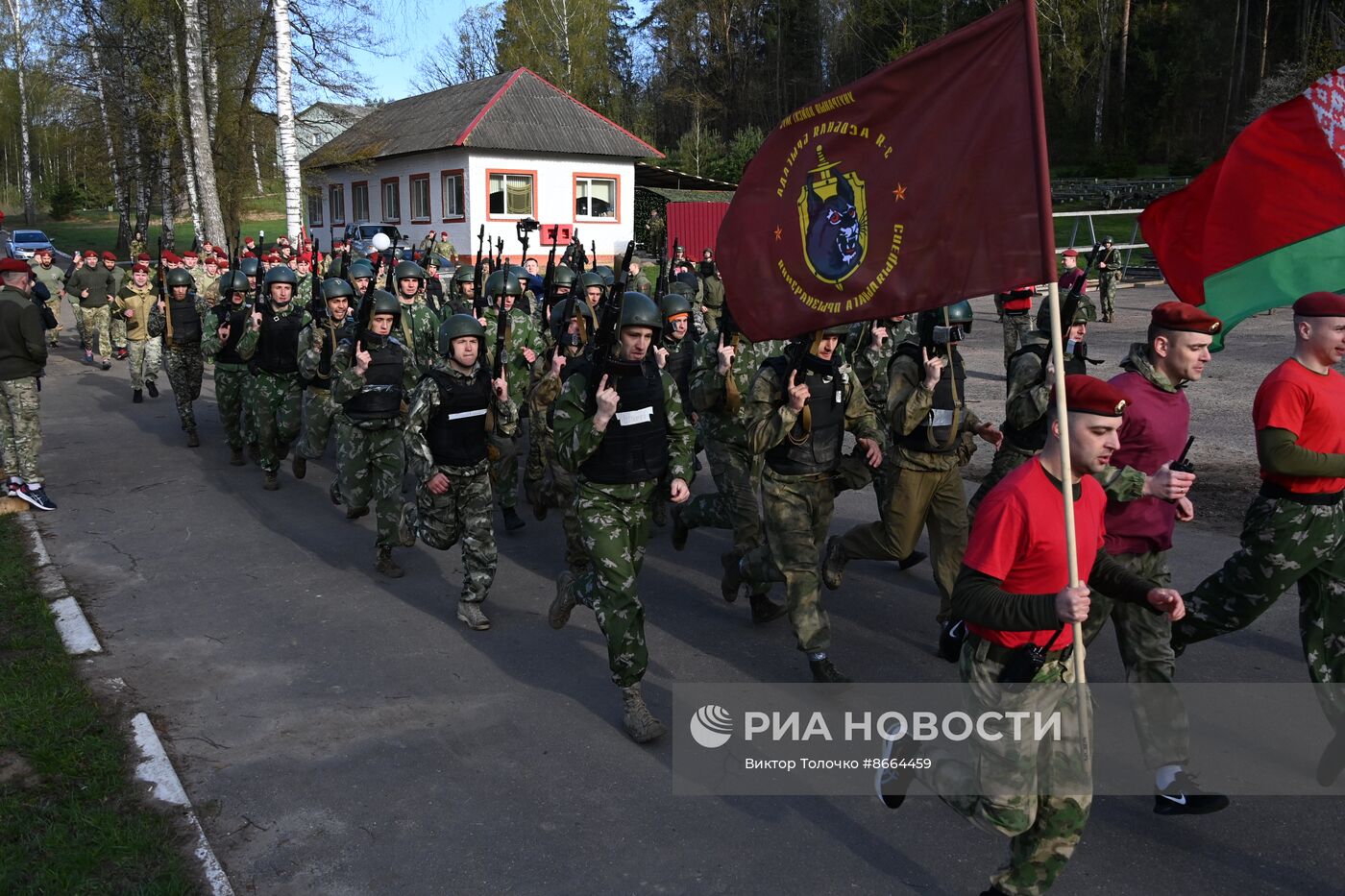 Экзамен на право ношения крапового берета военнослужащими внутренних войск Белоруссии