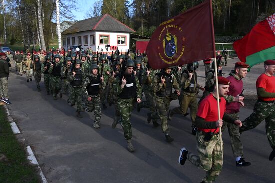 Экзамен на право ношения крапового берета военнослужащими внутренних войск Белоруссии