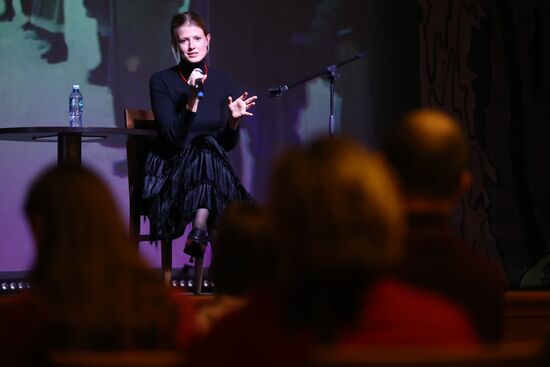 Выставка "Россия". Лекция "Синтез народных традиций и современной культуры"