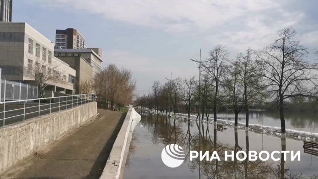 Затопленный участок набережной в центре Кургана