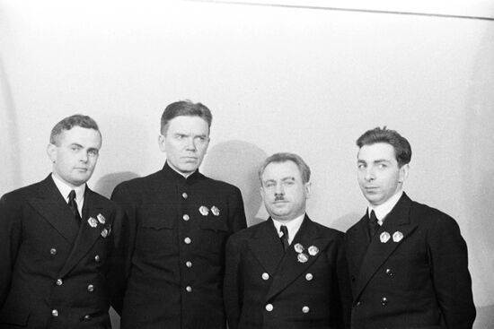 Награждение участников дрейфующей станции "Северный полюс-1"