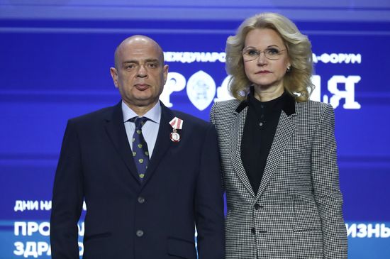 Выставка "Россия". Церемония вручения государственных наград РФ и ведомственных наград Министерства здравоохранения России за высокий профессионализм и самоотверженность, проявленную при оказании медицинской помощи в экстремальных условиях