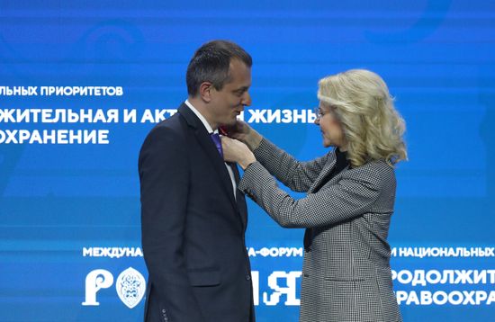 Выставка "Россия". Церемония вручения государственных наград РФ и ведомственных наград Министерства здравоохранения России за высокий профессионализм и самоотверженность, проявленную при оказании медицинской помощи в экстремальных условиях
