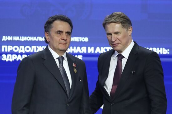Выставка "Россия". Церемония вручения государственных наград РФ и ведомственных наград Министерства здравоохранения России за высокий профессионализм и самоотверженность, проявленную при оказании медицинской помощи в экстремальных условиях