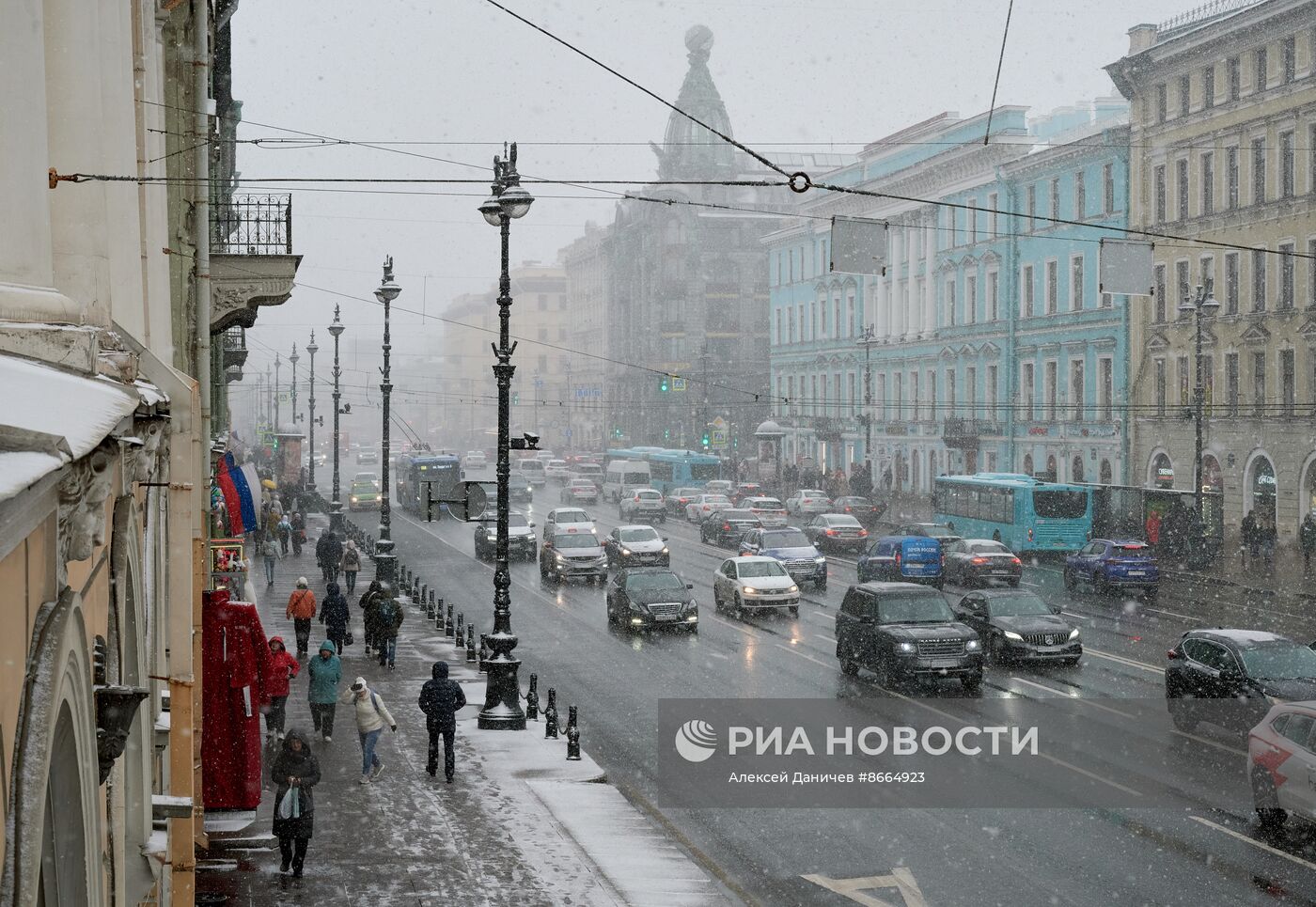 Сильный снег пошел в Петербурге