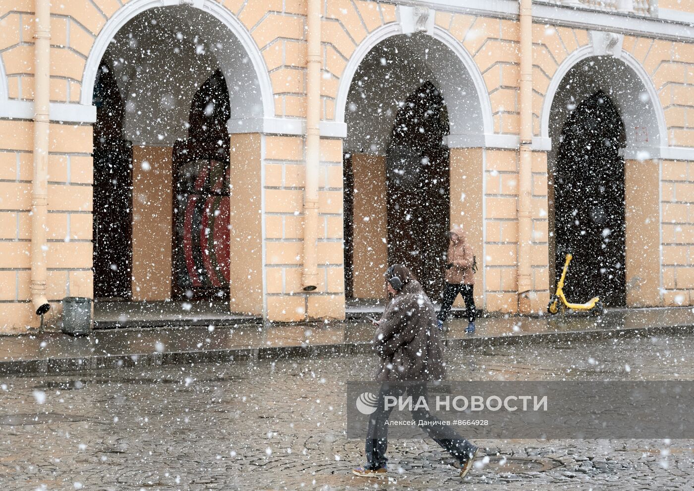 Сильный снег пошел в Петербурге