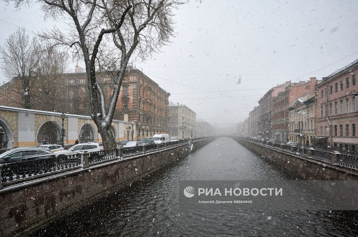 Сильный снег пошел в Петербурге