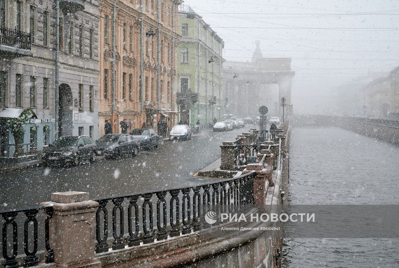 Сильный снег пошел в Петербурге