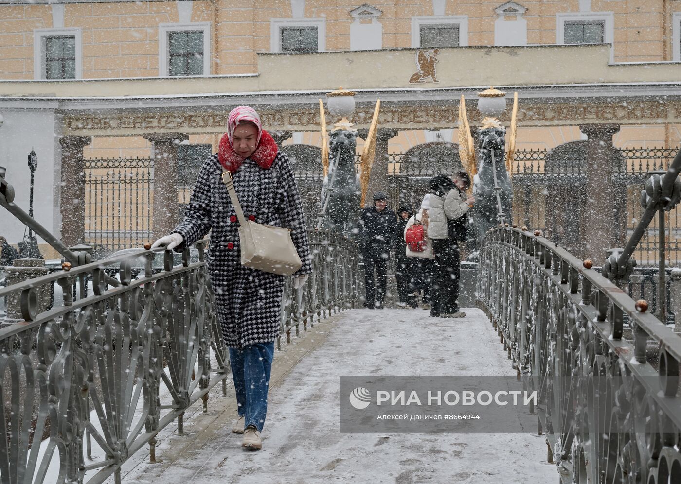 Сильный снег пошел в Петербурге