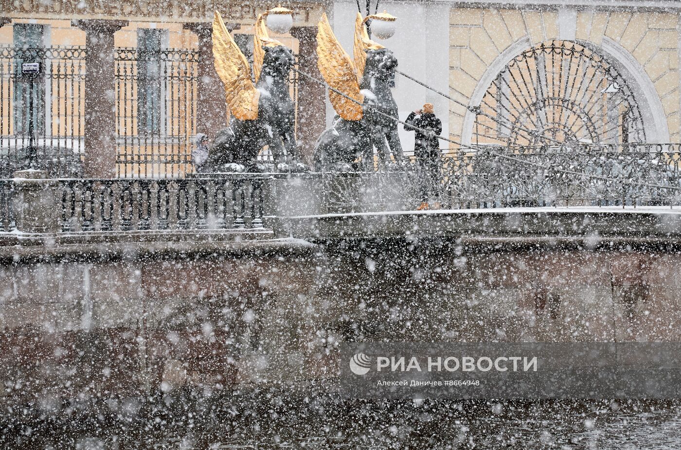 Сильный снег пошел в Петербурге