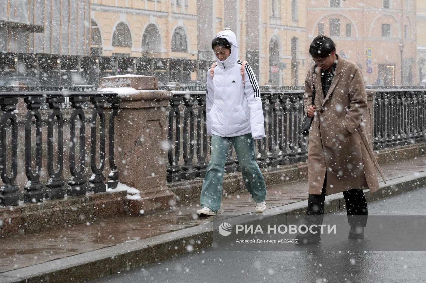 Сильный снег пошел в Петербурге