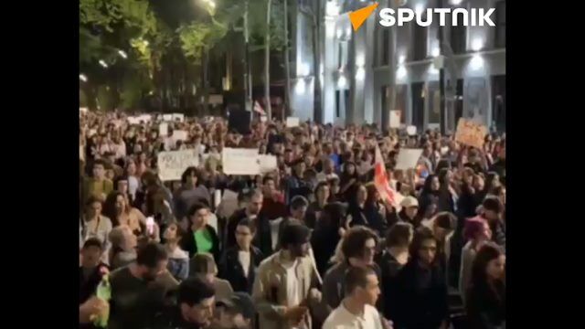 Протестующие в Тбилиси против закона об "иноагентах" устроили шествие