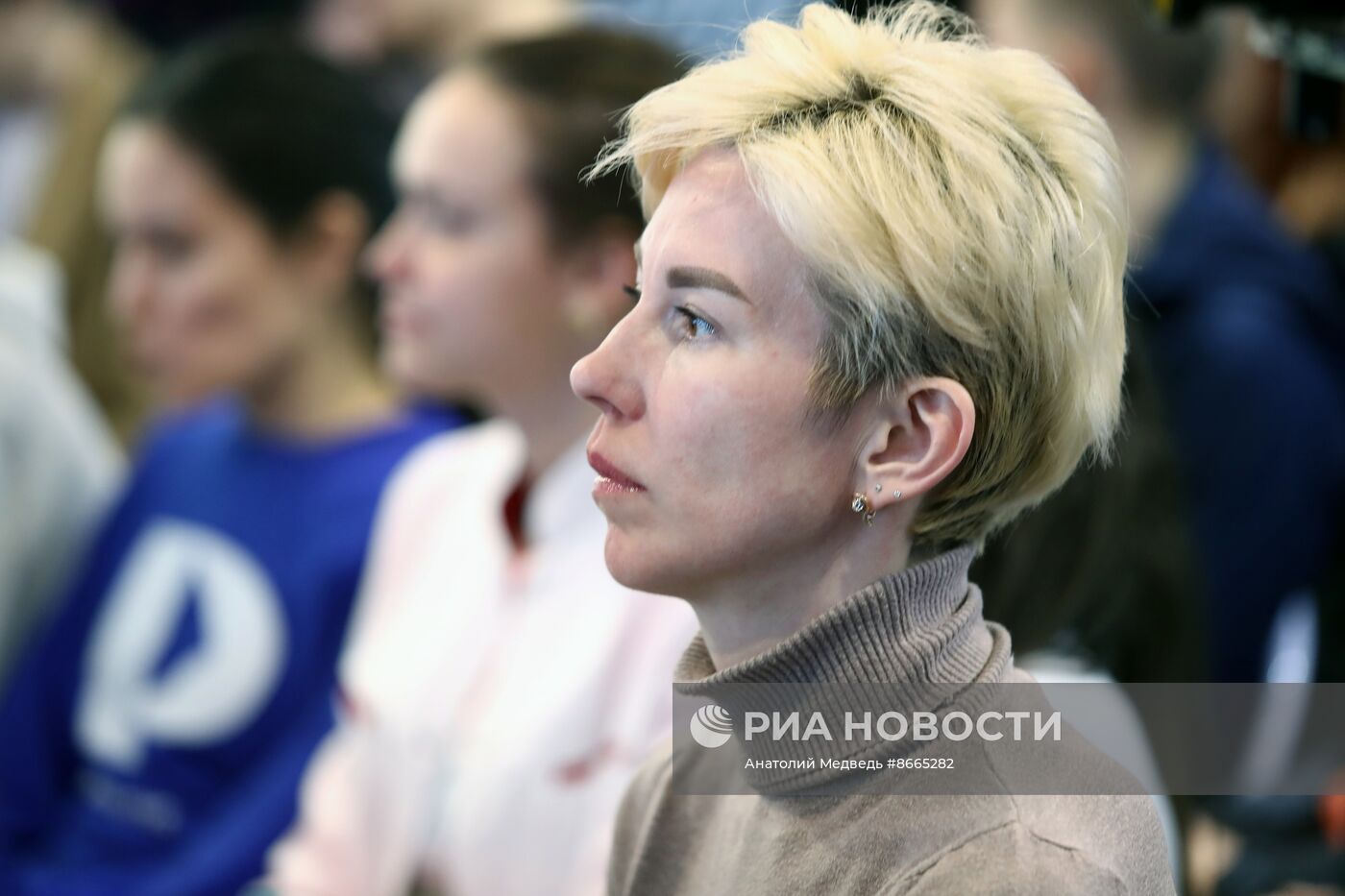 Выставка "Россия". Творческая встреча со съемочной группой и Романом Костомаровым