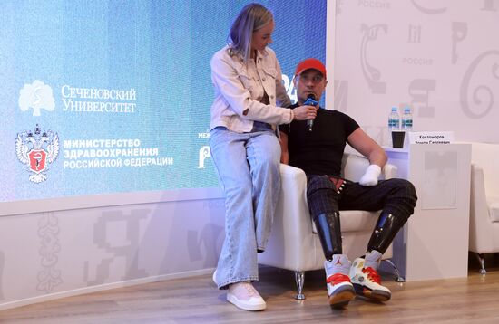 Выставка "Россия". Творческая встреча со съемочной группой и Романом Костомаровым