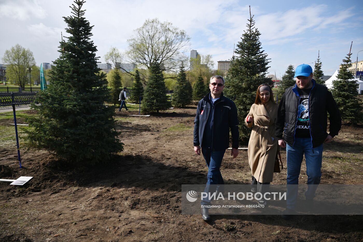 Выставка "Россия". Субботник "Еловая аллея"