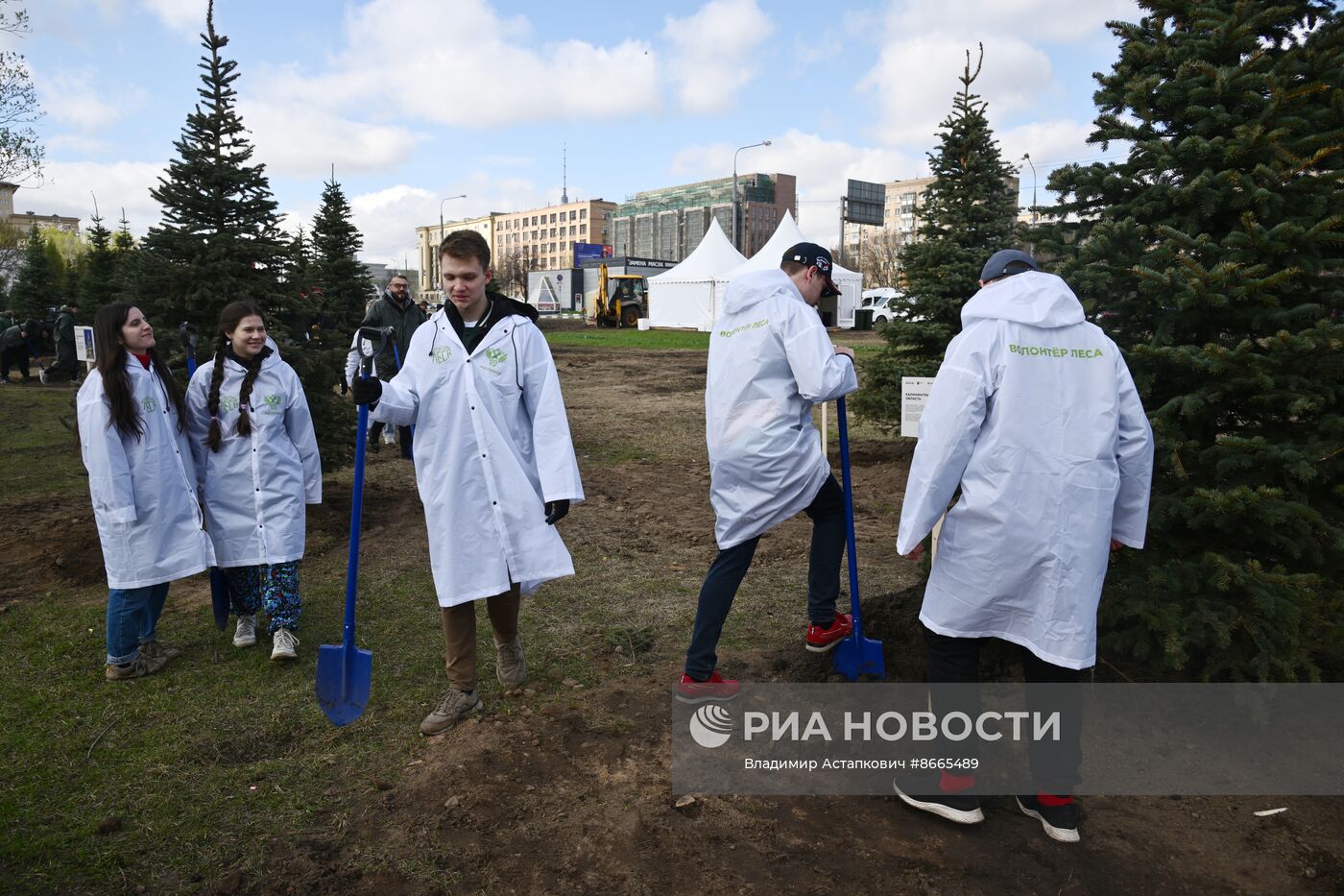 Выставка "Россия". Субботник "Еловая аллея"