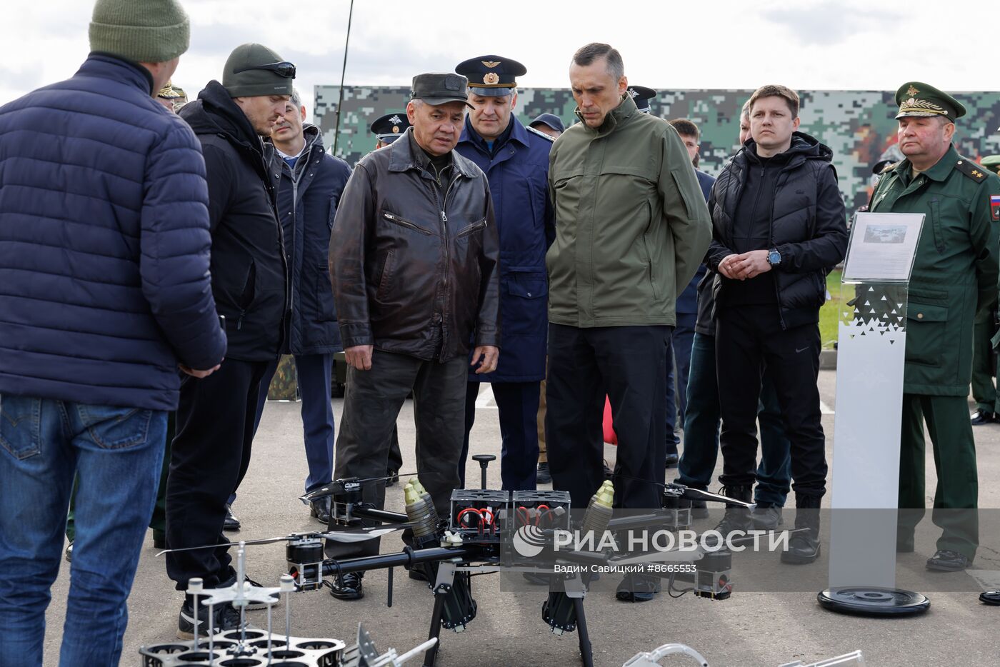 Министру обороны РФ С. Шойгу представили перспективные БПЛА и стрелковое оружие