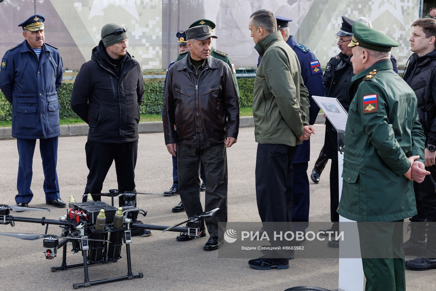 Министру обороны РФ С. Шойгу представили перспективные БПЛА и стрелковое оружие