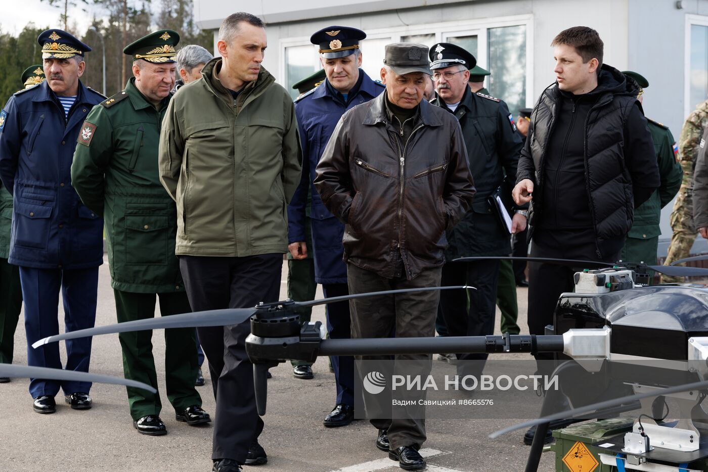 Министру обороны РФ С. Шойгу представили перспективные БПЛА и стрелковое оружие