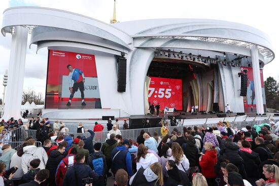 Выставка "Россия". Открытие спортивной программы выставки "Россия": установка рекорда по массовой зарядке