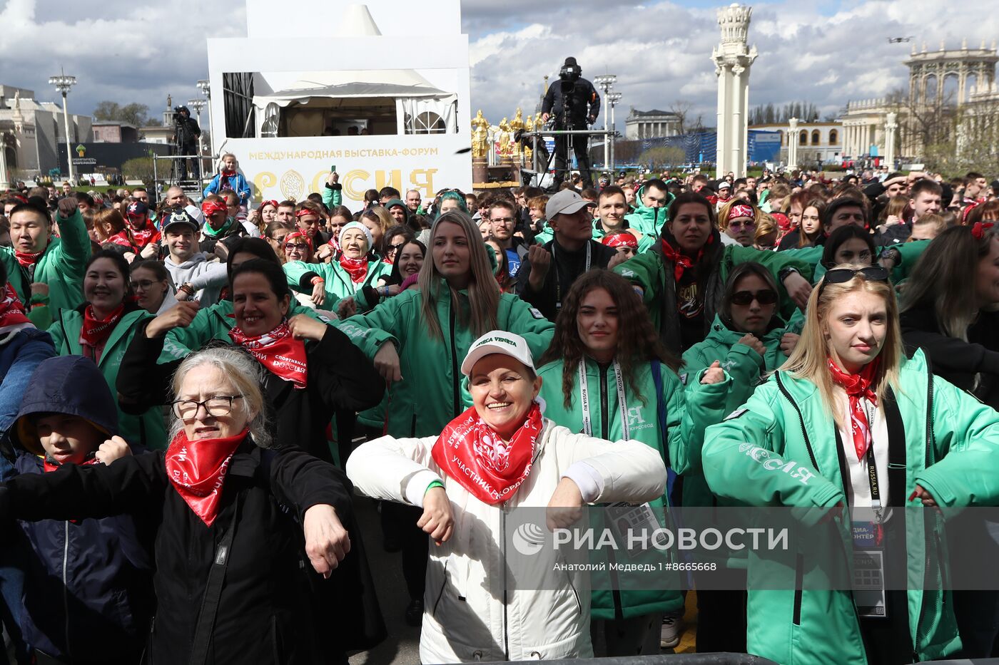 Выставка "Россия". Открытие спортивной программы выставки "Россия": установка рекорда по массовой зарядке 