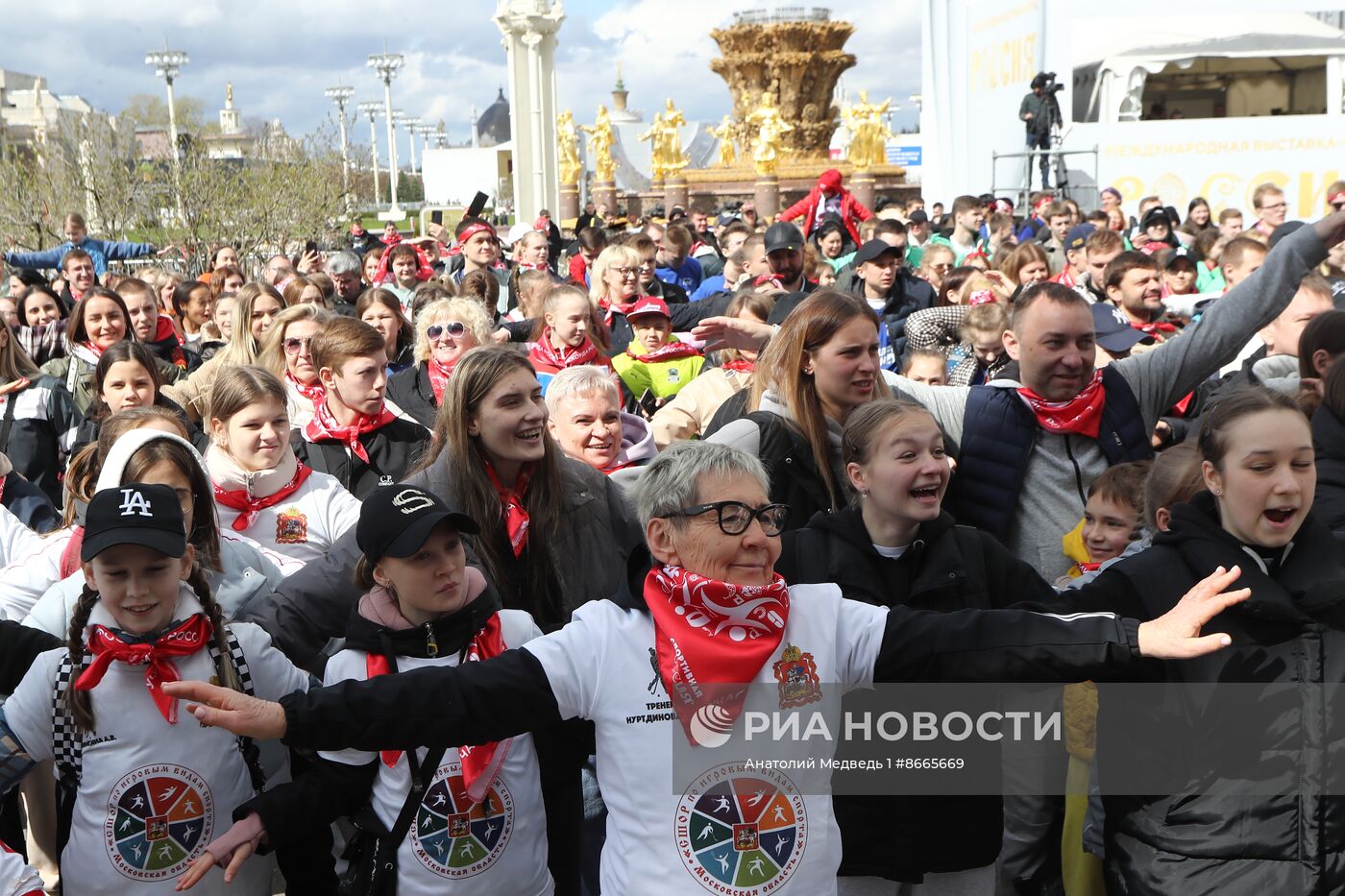 Выставка "Россия". Открытие спортивной программы выставки "Россия": установка рекорда по массовой зарядке 