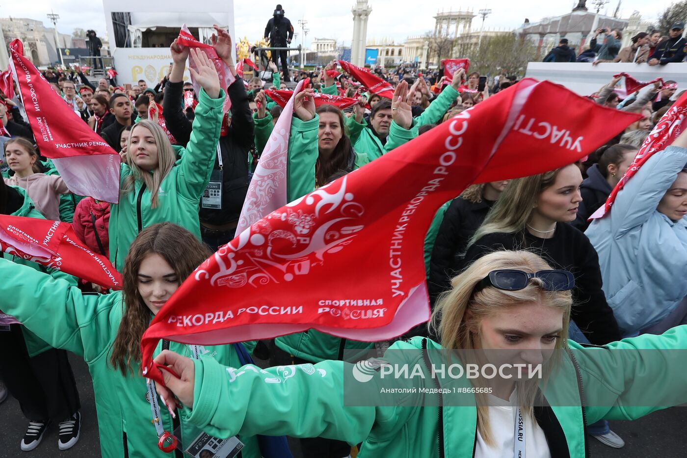 Выставка "Россия". Открытие спортивной программы выставки "Россия": установка рекорда по массовой зарядке 