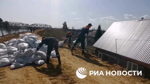 Сотрудники МЧС продолжают укреплять дамбу в курганском микрорайоне Вороновка