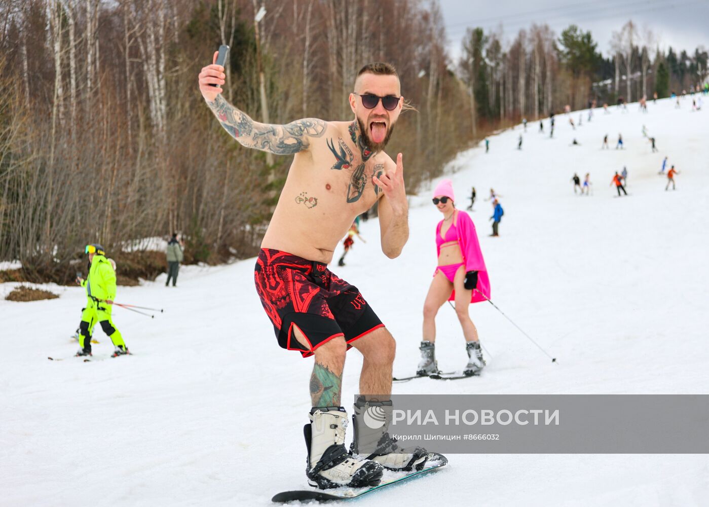 Горнолыжный спуск в купальниках в Байкальске